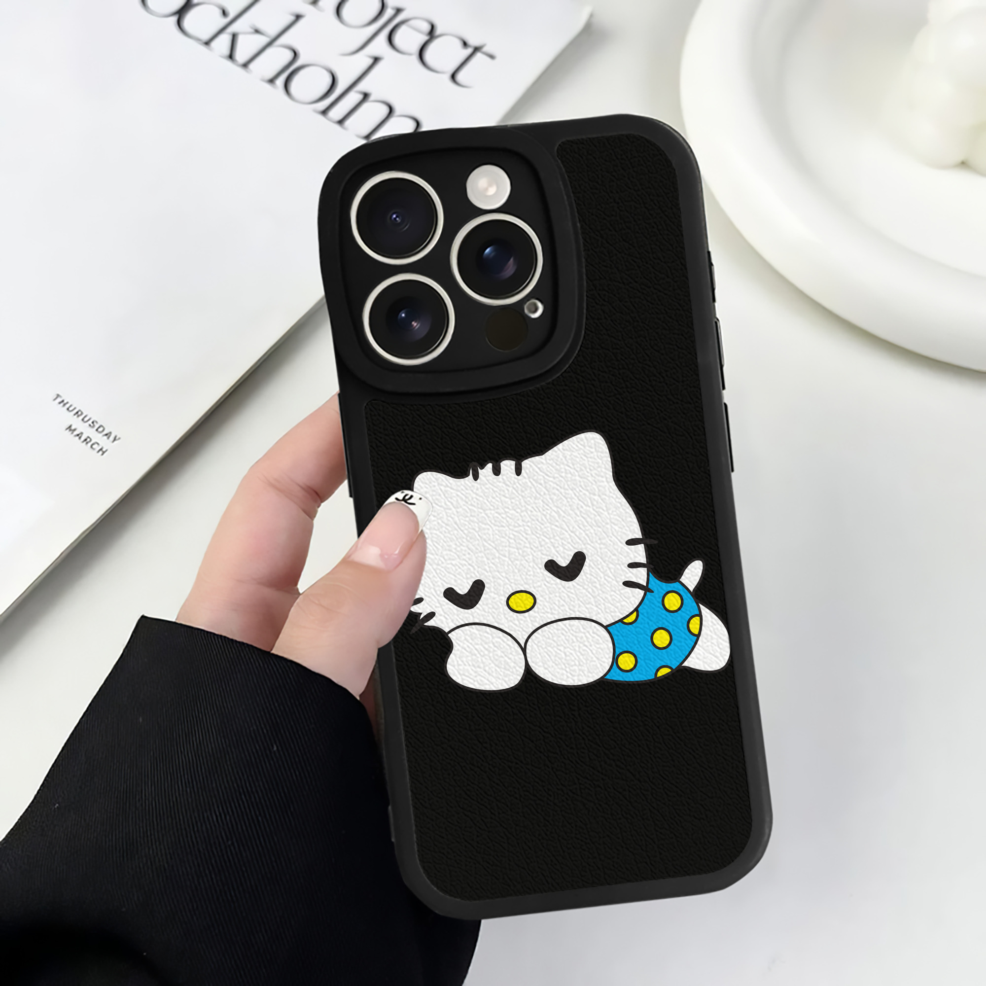 （画像用） Hello Kitty ハローキティ 【iPhone 16シリーズ対応】シリコンスマホケース（レザー調） 材質：シリコン